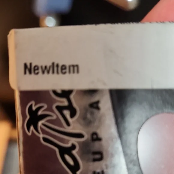 Mehron Paradise Makeup AQ in Rich Red - Picture 3 of 5